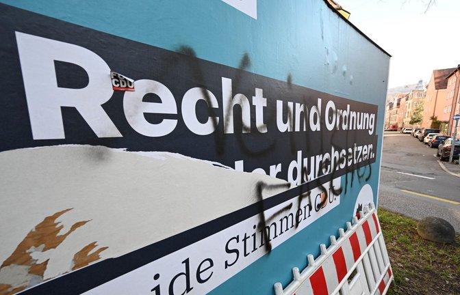 Wahlplakate aller Parteien sind Ziel von Schmierereien geworden.<span class='image-autor'>Foto: dpa/Bernd Weißbrod</span>