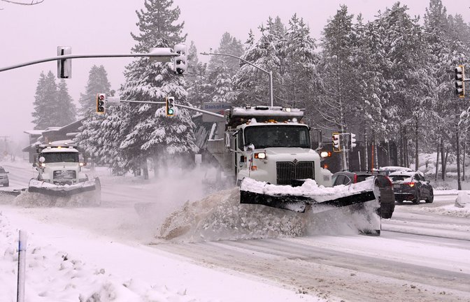 Die Donner Pass Road wird vom Schnee befreit.<span class='image-autor'>Foto: Andy Barron/AP/dpa</span>
