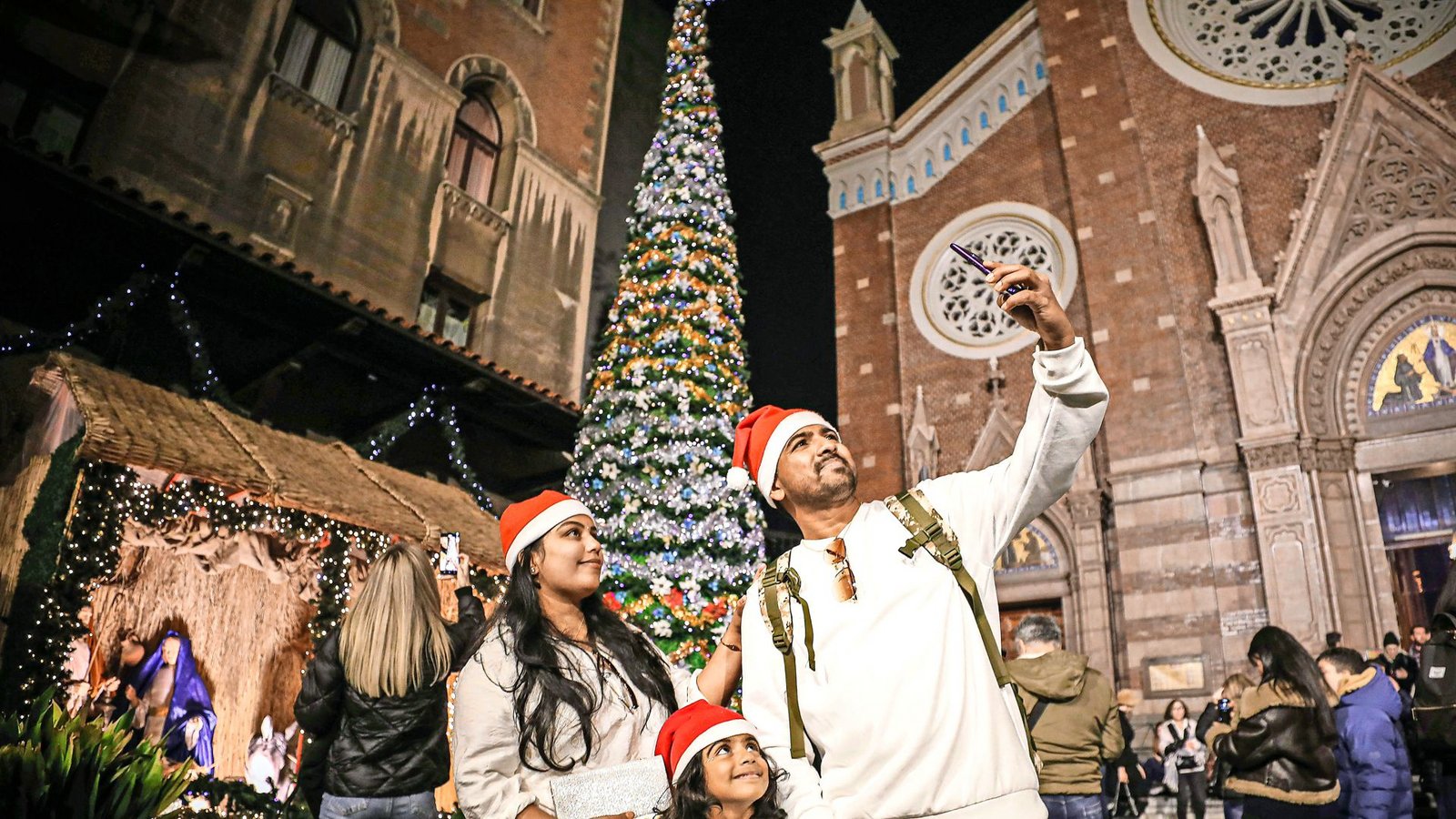 Kirche, Krippe, Christbaum: Das ist ein beliebtes Fotomotiv bei Besuchern.Foto: //Abed Alrahman Alkahlout Kirche, Krippe, Christbaum: Das ist ein beliebtes Fotomotiv bei Besuchern.Foto: //Abed Alrahman Alkahlout