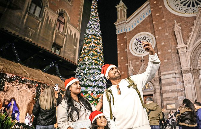 Kirche, Krippe, Christbaum: Das ist ein beliebtes Fotomotiv bei Besuchern.<span class='image-autor'>Foto: //Abed Alrahman Alkahlout</span>