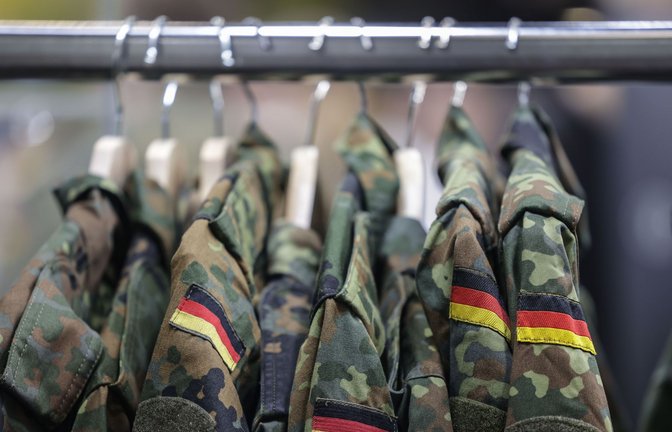 In Deutschland werden künftig wieder mehr junge Männer eine Bundeswehruniform tragen.<span class='image-autor'>Foto: Oliver Berg/dpa</span>