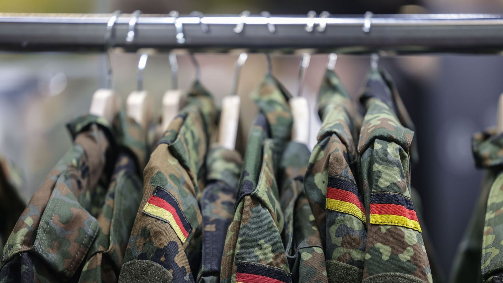 In Deutschland werden künftig wieder mehr junge Männer eine Bundeswehruniform tragen.Foto: Oliver Berg/dpa