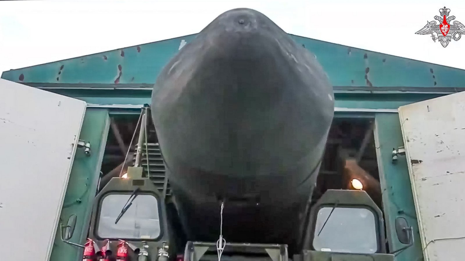 Dieses vom Pressedienst des russischen Verteidigungsministeriums via AP veröffentlichte Videostandbild zeigt einen RS-24 „Yars“-Raketenwerfer, der an einem ungenannten Ort in Russland aus einem Bunker gefahren wird.Foto: Uncredited/Russian Defense Ministry Press Service/AP/dpa Dieses vom Pressedienst des russischen Verteidigungsministeriums via AP veröffentlichte Videostandbild zeigt einen RS-24 „Yars“-Raketenwerfer, der an einem ungenannten Ort in Russland aus einem Bunker gefahren wird.Foto: Uncredited/Russian Defense Ministry Press Service/AP/dpa