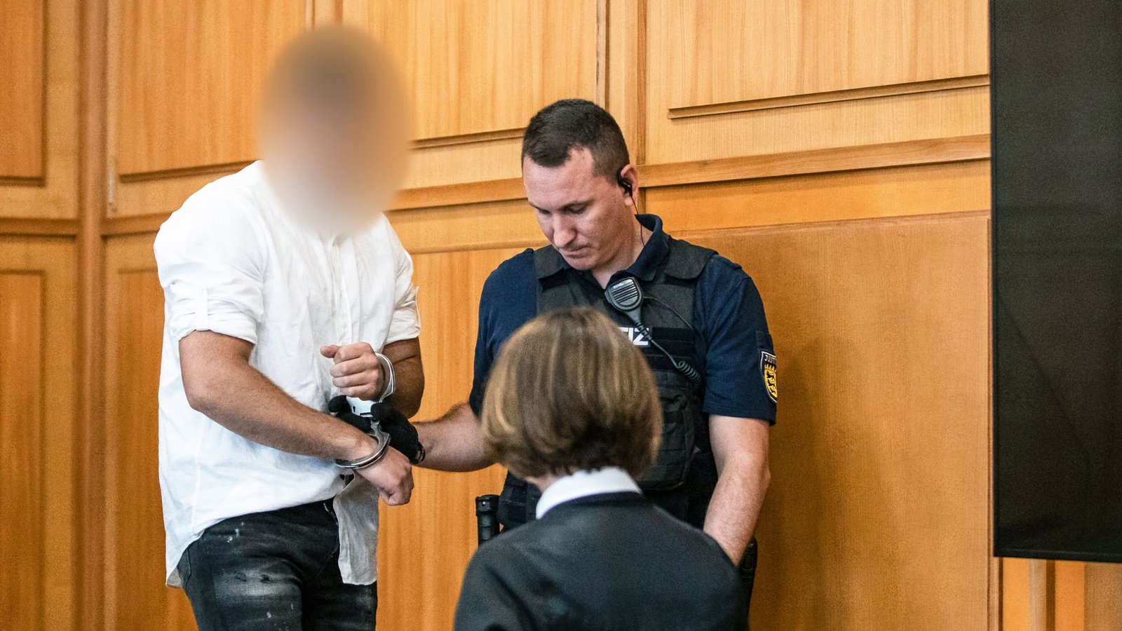 Der Angeklagte wird in Handschellen in den Gerichtssaal geführt.Foto: dpa/Christoph Schmidt Der Angeklagte wird in Handschellen in den Gerichtssaal geführt.Foto: dpa/Christoph Schmidt