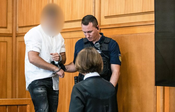 Der Angeklagte wird in Handschellen in den Gerichtssaal geführt.<span class='image-autor'>Foto: dpa/Christoph Schmidt</span>