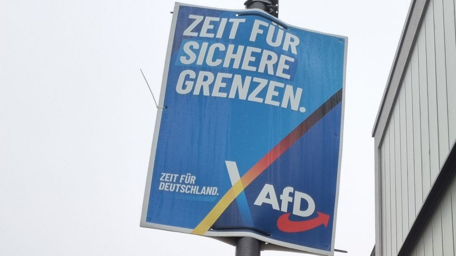 Die AfD spricht auf den Plakaten von Grenzen, die sie sichern wollen – über eine restriktivere Asyl- und Migrationspolitik inklusive „Remigration“.Foto: Chiara Sterk