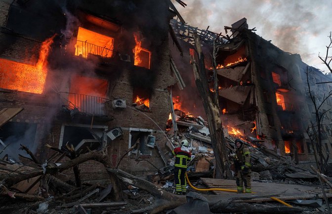 Die ukrainische Hauptstadt Kiew ist - wie hier am Bild bei einer Attacke Ende Mai - regelmäßig Ziel russischer Angriffe. (Archivbild)<span class='image-autor'>Foto: Evgeniy Maloletka/AP/dpa</span>