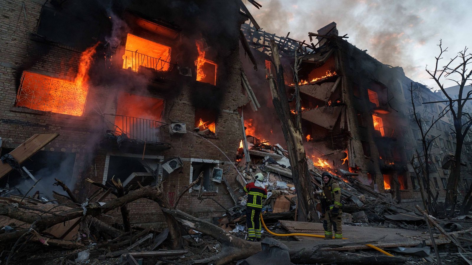 Die ukrainische Hauptstadt Kiew ist - wie hier am Bild bei einer Attacke Ende Mai - regelmäßig Ziel russischer Angriffe. (Archivbild)Foto: Evgeniy Maloletka/AP/dpa