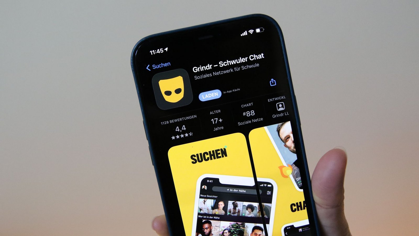 Die Schwulen-App Grindr - ein Kofferwort aus "Guy" und "Finder" (also Kerlefinder) und angelehnt ans Verb "grind" (reiben, schleifen) - sortiert mögliche Partner nicht mehr zuerst nach gemeinsamen Interessen, sondern danach, wer gerade mit dem Handy in der Nähe ist. (Archivbild)Foto: Christoph Dernbach/dpa
