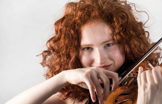 Die Geigerin Mira Foron hat mit dem Staatsorchester Stuttgart Tschaikowsky gespielt.<span class='image-autor'>Foto: Veit Mette</span>
