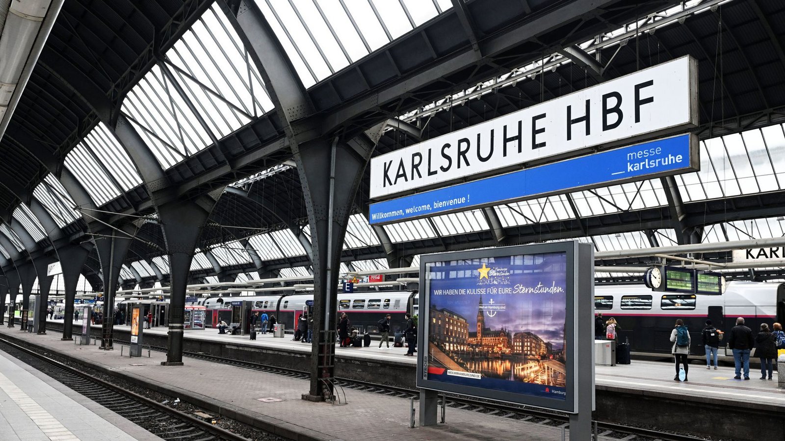 Ein Vater hat im Karlsruher Hauptbahnhof nach seinem Kind gesucht. (Archivbild)Foto: dpa/Uli Deck
