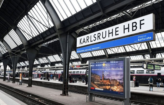 Ein Vater hat im Karlsruher Hauptbahnhof nach seinem Kind gesucht. (Archivbild)<span class='image-autor'>Foto: dpa/Uli Deck</span>