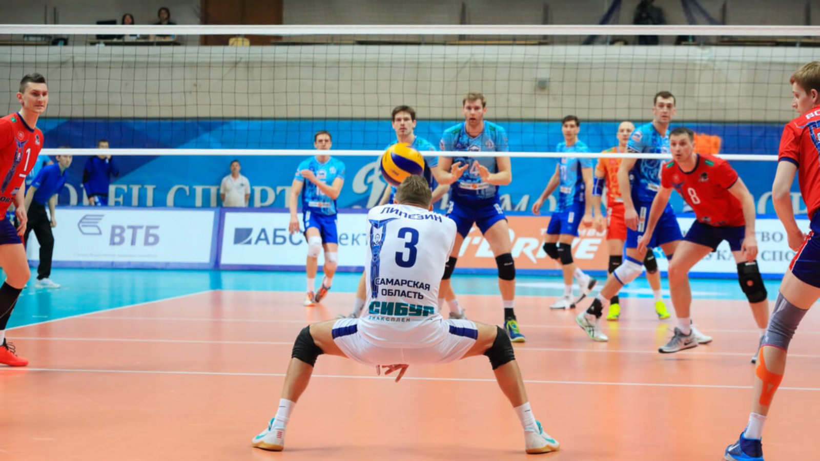 Das ist der Grund, warum ein Spieler einer Volleyballmannschaft ein anderes Trikot trägt.Foto: Pavel L Photo and Video / Shutterstock.com