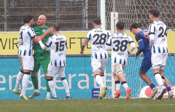 Die Kickers-Spieler sagen Danke bei Keeper Felix Dornebusch.<span class='image-autor'>Foto: Baumann</span>