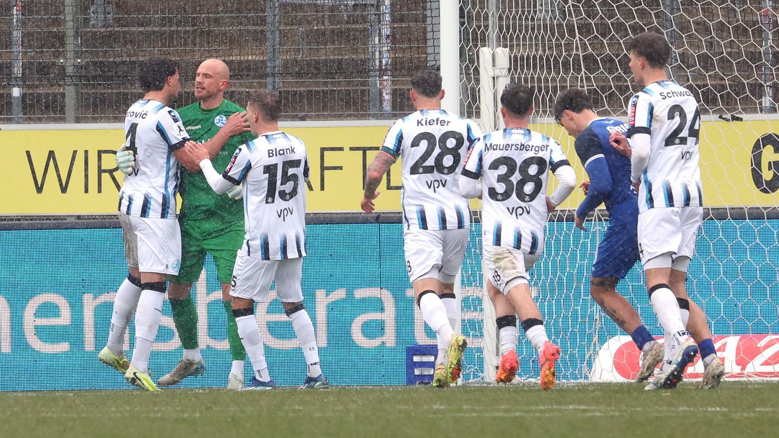 Die Kickers-Spieler sagen Danke bei Keeper Felix Dornebusch.Foto: Baumann