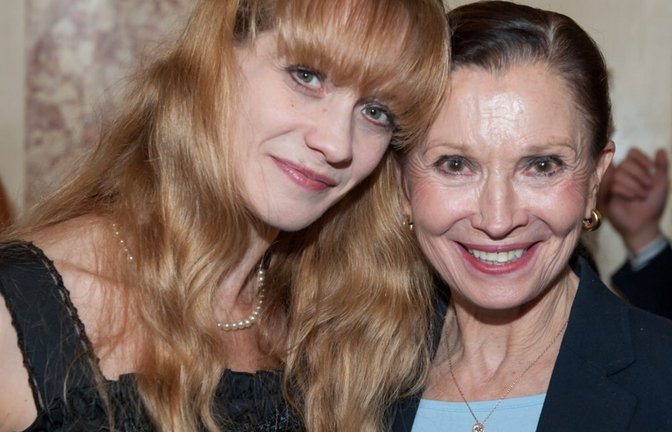Birgit Keil (rechts) an der Seite von Alicia Amatriain, der ersten Stipendiatin ihrer Tanzstiftung<span class='image-autor'>Foto: Stuttgarter Ballett/Roman Novitzky</span>