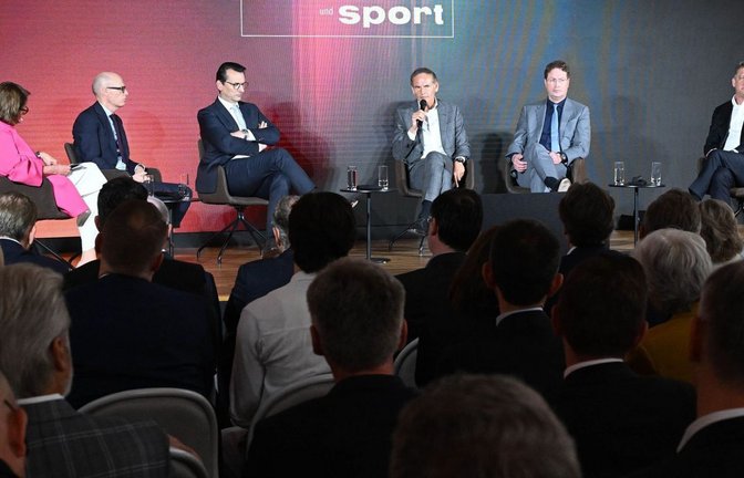 Die Top-Manager der deutschen Autoindustrie:  Michael Leiter (Porsche), Milan Nedeljkovic (BMW), Oliver Blume (Volkswagen), Ola Källenius, (Mercedes-Benz) und Gernot Döllner (Audi) (v.l.) mit der „Auto-Motor-Sport“-Chefredakteurin Birgit Priemer (ganz links).<span class='image-autor'>Foto: Bernd Weißbrod/dpa</span>