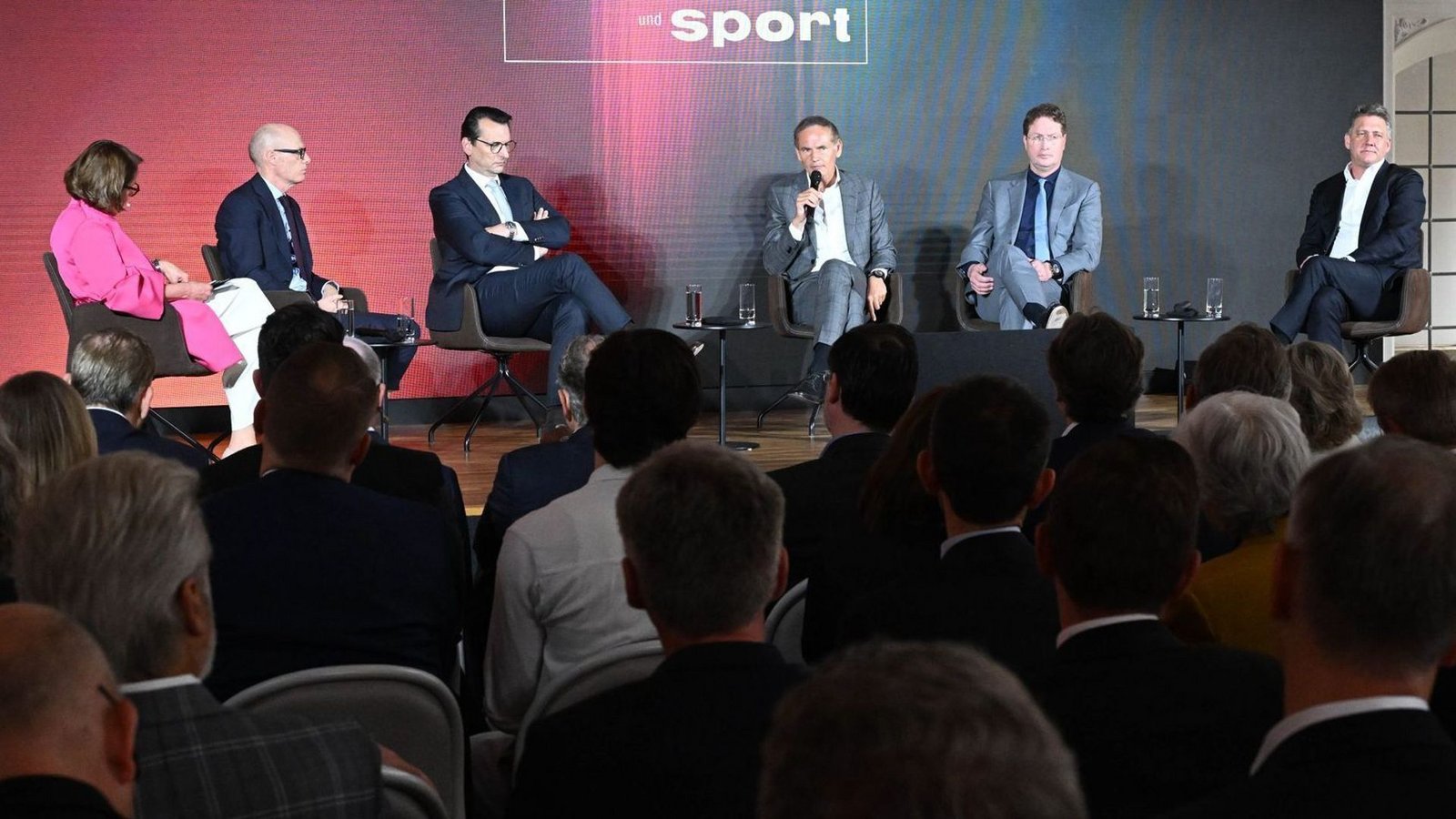 Die Top-Manager der deutschen Autoindustrie: Michael Leiter (Porsche), Milan Nedeljkovic (BMW), Oliver Blume (Volkswagen), Ola Källenius, (Mercedes-Benz) und Gernot Döllner (Audi) (v.l.) mit der „Auto-Motor-Sport“-Chefredakteurin Birgit Priemer (ganz links).Foto: Bernd Weißbrod/dpa Die Top-Manager der deutschen Autoindustrie: Michael Leiter (Porsche), Milan Nedeljkovic (BMW), Oliver Blume (Volkswagen), Ola Källenius, (Mercedes-Benz) und Gernot Döllner (Audi) (v.l.) mit der „Auto-Motor-Sport“-Chefredakteurin Birgit Priemer (ganz links).Foto: Bernd Weißbrod/dpa