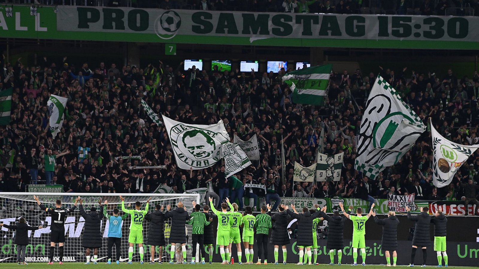 Wolfsburgs Spieler feiern mit den Fans.Foto: dpa/Swen Pförtner