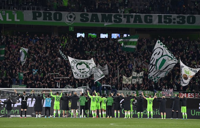 Wolfsburgs Spieler feiern mit den Fans.<span class='image-autor'>Foto: dpa/Swen Pförtner</span>