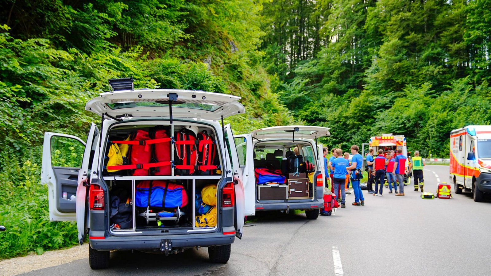 Beim Abkommen der Fahrbahn kollidierte der junge Zweiradfahrer mit einem Wohnmobil und rutschte unter der Leitplanke hindurch die Böschung hinunter.Foto: 7aktuell.de | 7aktuell Beim Abkommen der Fahrbahn kollidierte der junge Zweiradfahrer mit einem Wohnmobil und rutschte unter der Leitplanke hindurch die Böschung hinunter.Foto: 7aktuell.de | 7aktuell