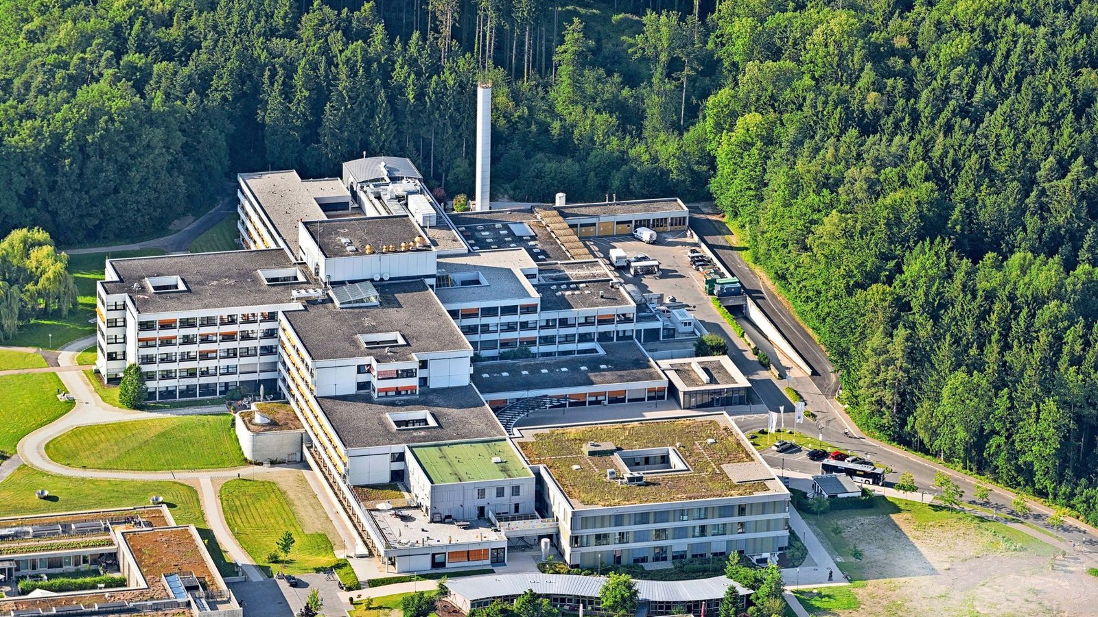 Mehr als 1500 Mitarbeiter arbeiten in dem akademischen Lehrkrankenhaus Klinikum FriedrichshafenFoto: imago/Westend61/imago stock&people