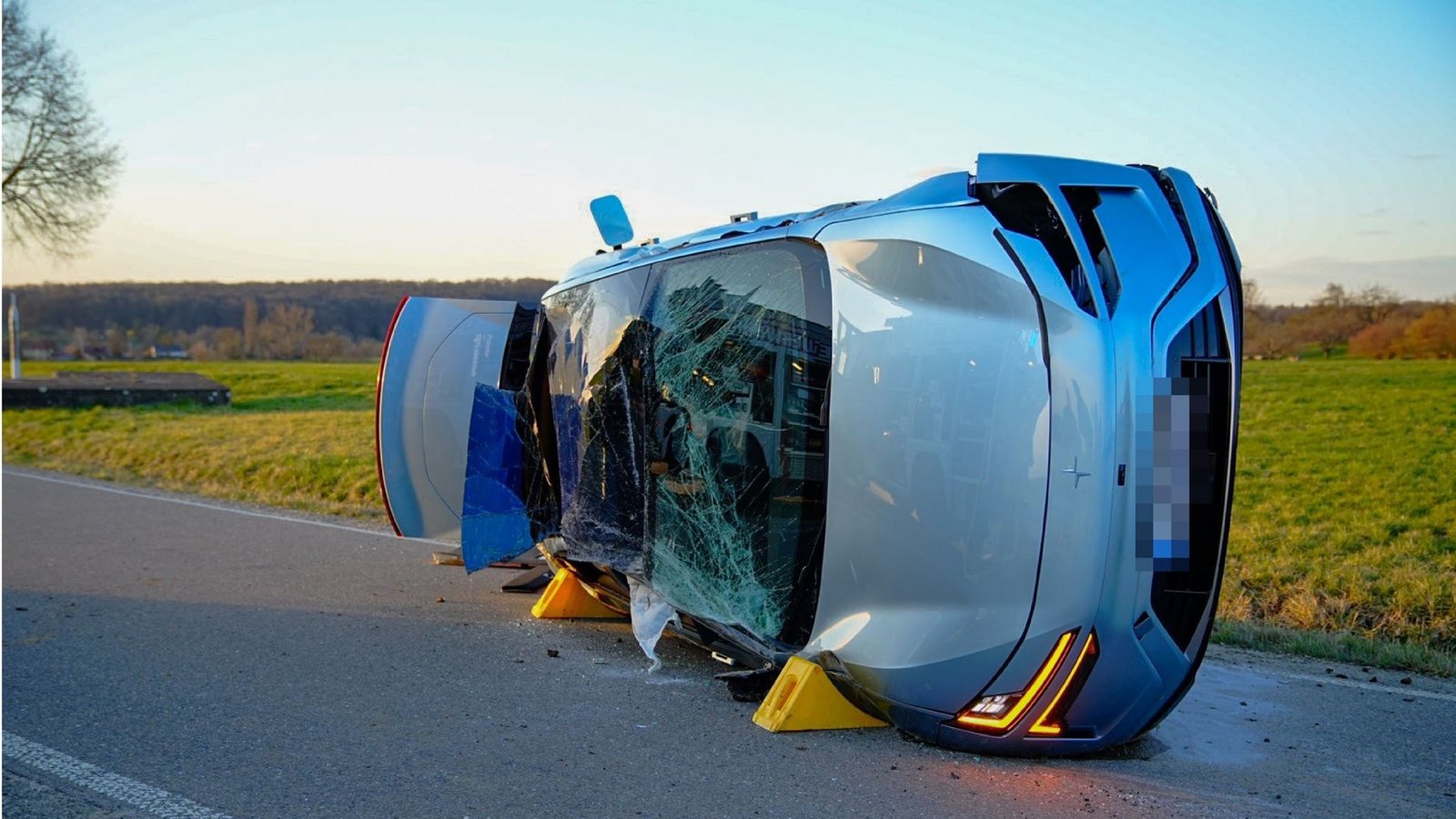 Der Polestar überschlug sich mehrfach und landete auf der Seite.Foto: SDMG/SDMG / Kaczor