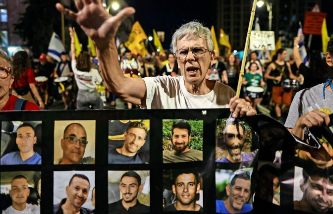 Angehörige und Unterstützer zeigen die Fotos israelischer Geiseln, die am 7. Oktober 2023 von der Hamas in den Gazastreifen verschleppt wurden, während einer Demonstration in Jerusalem.<span class='image-autor'>Foto: Saeed Qaq/Zuma Press Wire/dpa</span>