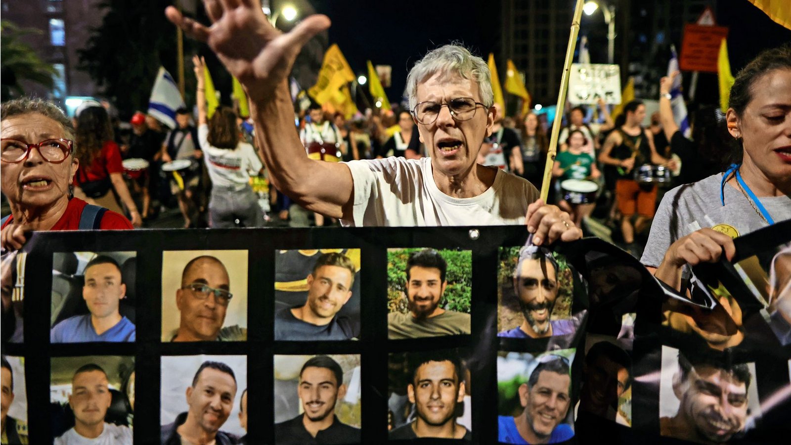 Angehörige und Unterstützer zeigen die Fotos israelischer Geiseln, die am 7. Oktober 2023 von der Hamas in den Gazastreifen verschleppt wurden, während einer Demonstration in Jerusalem.Foto: Saeed Qaq/Zuma Press Wire/dpa Angehörige und Unterstützer zeigen die Fotos israelischer Geiseln, die am 7. Oktober 2023 von der Hamas in den Gazastreifen verschleppt wurden, während einer Demonstration in Jerusalem.Foto: Saeed Qaq/Zuma Press Wire/dpa
