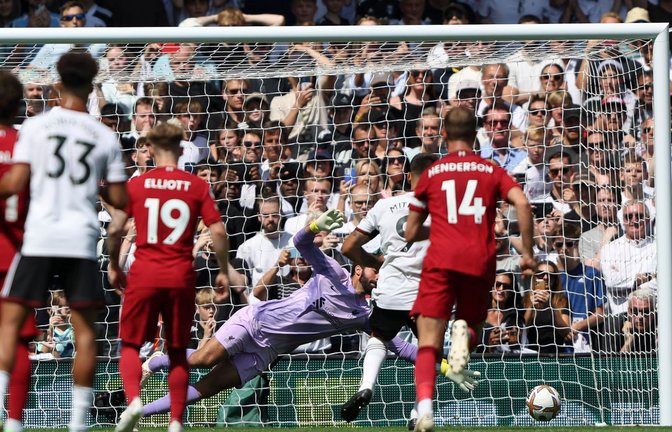 Fulhams Aleksandar Mitrovic (2.v.r) schießt das 2:1 gegen den FC Liverpool<span class='image-autor'>Foto: Ian Walton/AP/dpa</span>