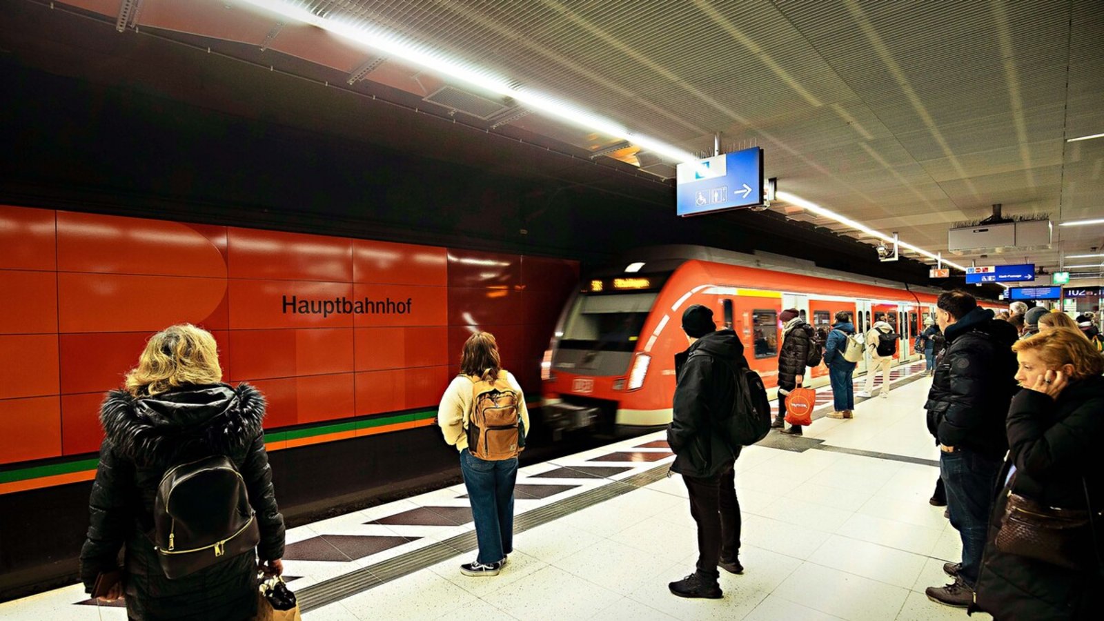 Samstags fährt die S-Bahn wieder jede Viertelstunde.Foto: Lichtgut/Leif Piechowski Samstags fährt die S-Bahn wieder jede Viertelstunde.Foto: Lichtgut/Leif Piechowski