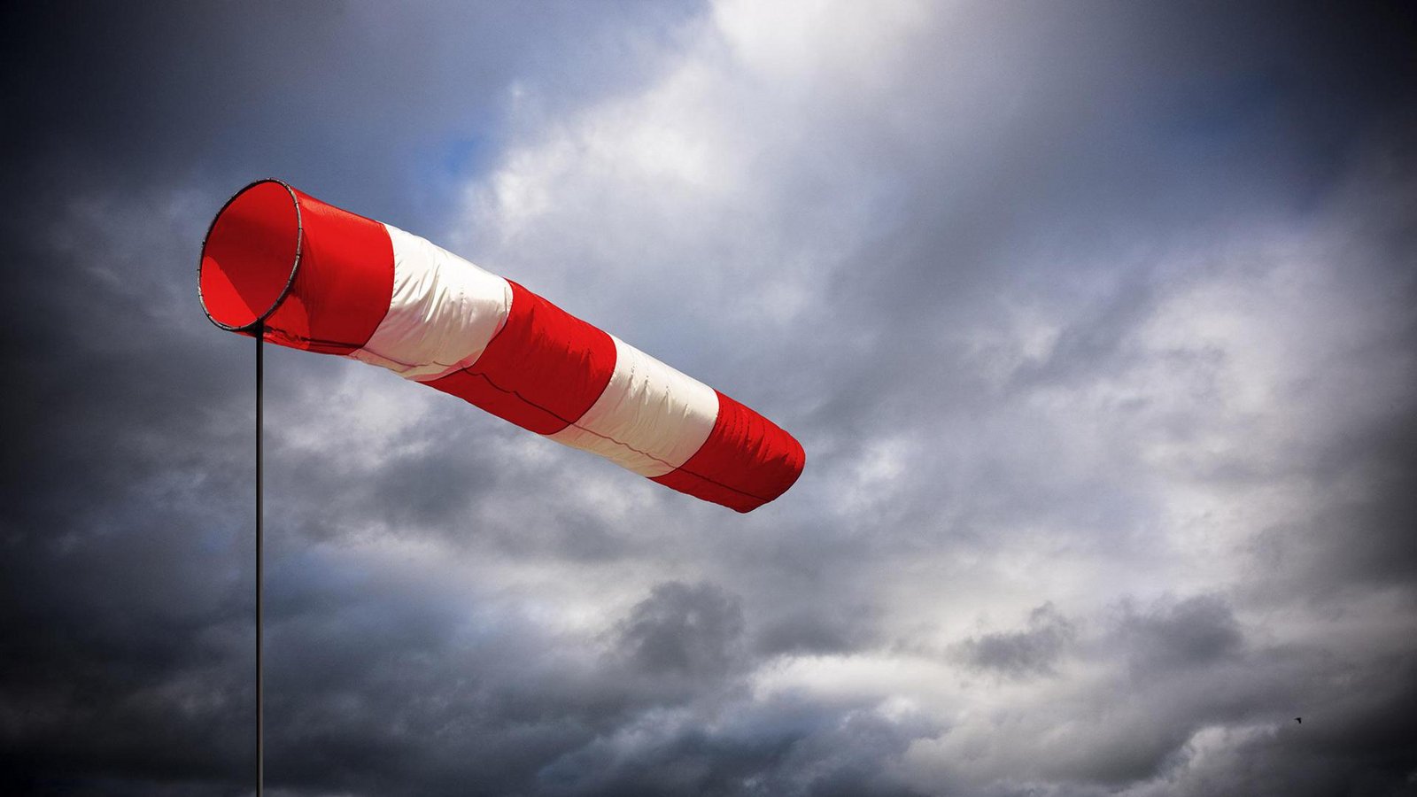 Warnung vor schweren Gewittern heute am Mittwoch, dem 4. Juni 2025. Hagel, Orkanböen & heftiger Starkregen drohen im Südosten. Alles Wichtige zu den betroffenen Regionen & der aktuellen Gefahrenlage.Foto: © by-studio – stock.adobe.com Warnung vor schweren Gewittern heute am Mittwoch, dem 4. Juni 2025. Hagel, Orkanböen & heftiger Starkregen drohen im Südosten. Alles Wichtige zu den betroffenen Regionen & der aktuellen Gefahrenlage.Foto: © by-studio – stock.adobe.com