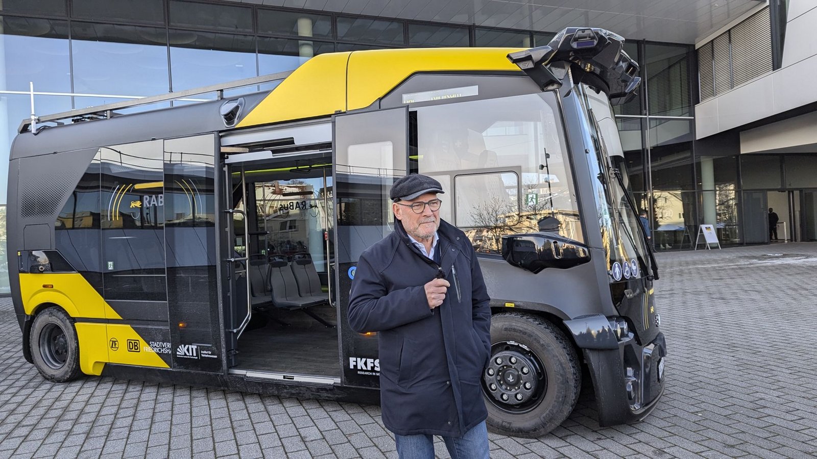 Winfried Hermann mahnt: Aus dem Prototypen des autonom fahrenden Busses muss ein Geschäft werden.Foto: Bäßler Winfried Hermann mahnt: Aus dem Prototypen des autonom fahrenden Busses muss ein Geschäft werden.Foto: Bäßler