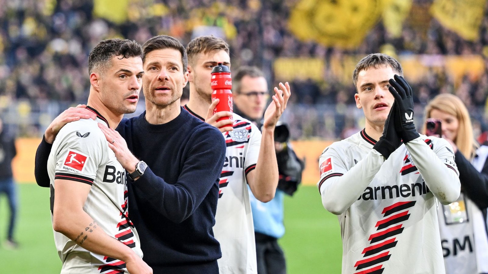 Leverkusens Trainer Xabi Alonso feiert mit seinen Spielern das Remis bei Borussia Dortmund.Foto: Bernd Thissen/dpa