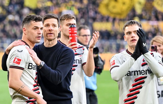 Leverkusens Trainer Xabi Alonso feiert mit seinen Spielern das Remis bei Borussia Dortmund.<span class='image-autor'>Foto: Bernd Thissen/dpa</span>