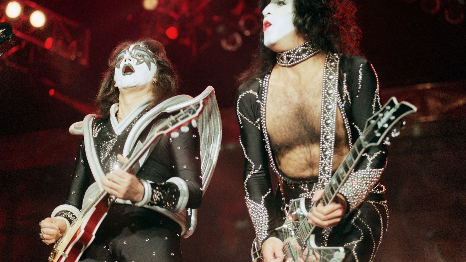Der Gitarrist Ace Frehley (l.) ist mit 74 Jahren gestorben. (Archivbild)Foto: Chris Pizzello/AP/dpa Der Gitarrist Ace Frehley (l.) ist mit 74 Jahren gestorben. (Archivbild)Foto: Chris Pizzello/AP/dpa