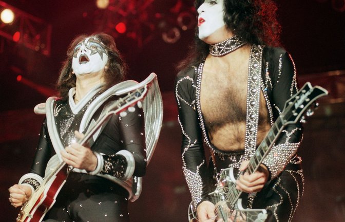 Der Gitarrist Ace Frehley (l.) ist mit 74 Jahren gestorben. (Archivbild)<span class='image-autor'>Foto: Chris Pizzello/AP/dpa</span>