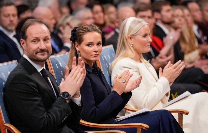 Möchten bei Mette-Marit (rechts) sein: Kronprinz Haakon und Prinzessin Ingrid Alexandra (Mitte). (Archivbild)<span class='image-autor'>Foto: Ole Berg-Rusten/NTB/dpa</span>