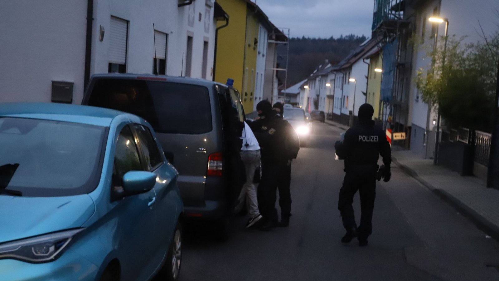 Hier wird ein Verdächtiger abgeführt.Foto: StN/StZ Hier wird ein Verdächtiger abgeführt.Foto: StN/StZ