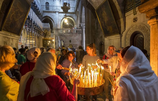 Christen beten in der Grabeskirche: Die   Kirche vom heiligen Grab in der Altstadt Jerusalems   soll an der überlieferten Stelle der Kreuzigung und des Grabes Jesu stehen. Die Kirche zählt zu den größten Heiligtümern des Christentums und ist heute eine Simultankirche verschiedener Konfessionen.<span class='image-autor'>Foto: Imago/Chromorange</span>