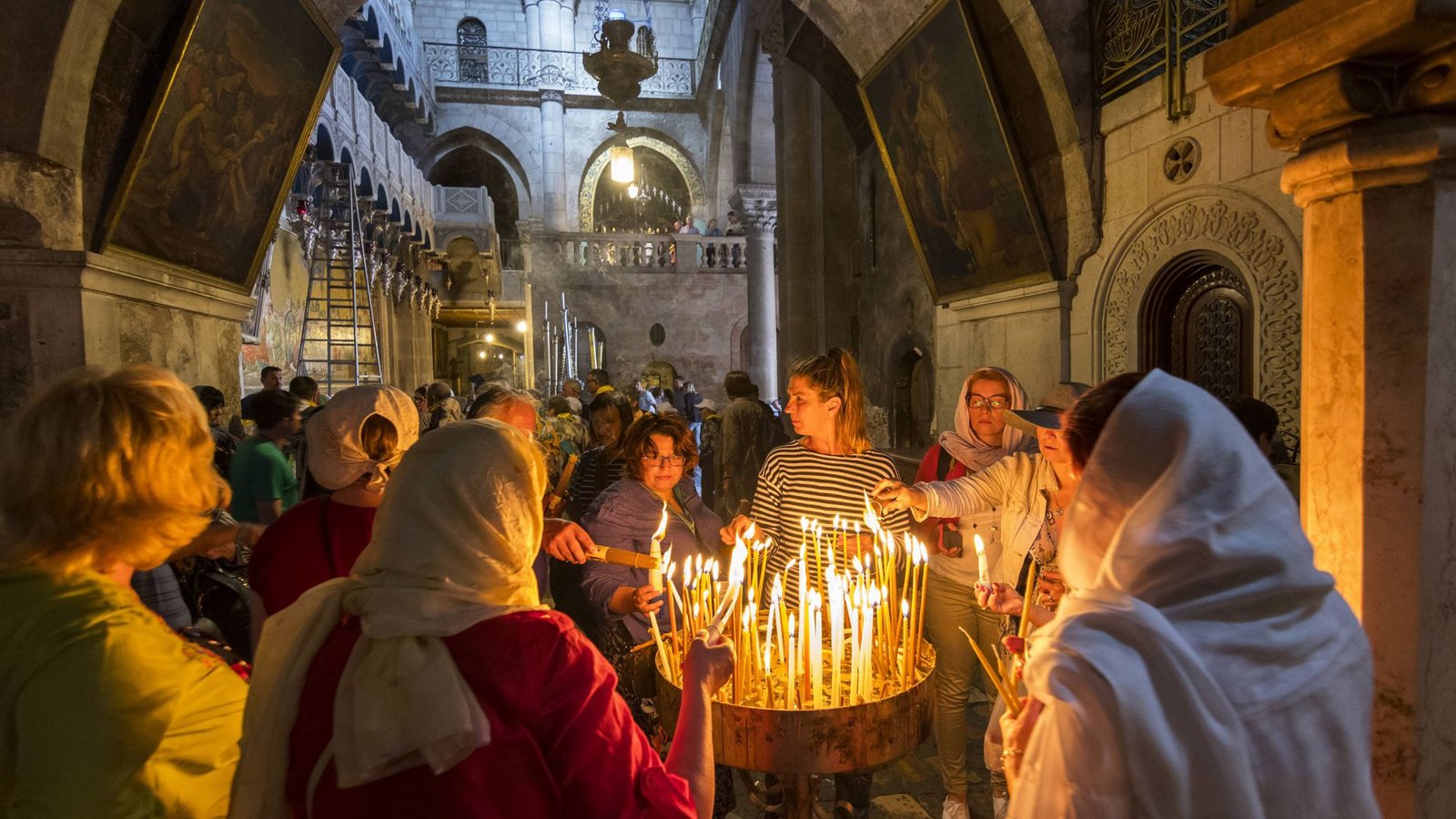 Christen beten in der Grabeskirche: Die   Kirche vom heiligen Grab in der Altstadt Jerusalems   soll an der überlieferten Stelle der Kreuzigung und des Grabes Jesu stehen. Die Kirche zählt zu den größten Heiligtümern des Christentums und ist heute eine Simultankirche verschiedener Konfessionen.Foto: Imago/Chromorange
