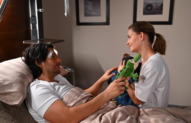 Nathalie (Amrei Haardt) ist Maximilian (Francisco Medina) für Diegos Rettung unendlich dankbar.<span class='image-autor'>Foto: RTL / Julia Feldhagen</span>