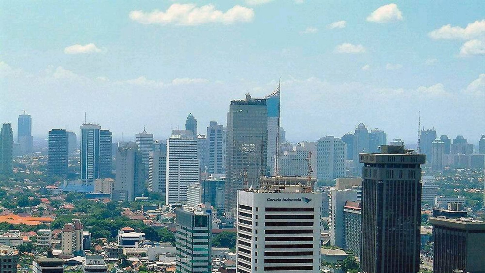 Jakarta (Indonesien): Die indonesische Insel Java, auf der sich Jakarta mit 19 Millionen Einwohnern befindet, ist Teil des Pazifischen Feuerrings. Dieser Vulkangürtel umschließt den Pazifik. Die letzten schweren Erdstöße forderten am 27. Mai 2006 in Zentral-Java rund 5800 Todesopfer. Seitdem ist es jedes Jahr zu schweren Beben gekommen.Foto: Wikipedia commons Jakarta (Indonesien): Die indonesische Insel Java, auf der sich Jakarta mit 19 Millionen Einwohnern befindet, ist Teil des Pazifischen Feuerrings. Dieser Vulkangürtel umschließt den Pazifik. Die letzten schweren Erdstöße forderten am 27. Mai 2006 in Zentral-Java rund 5800 Todesopfer. Seitdem ist es jedes Jahr zu schweren Beben gekommen.Foto: Wikipedia commons