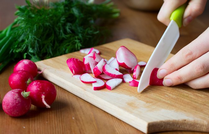 Hier erfahren Sie, worauf Sie beim Schärfen von Keramikmessern achten müssen und wie man richtig vorgeht. Schritt-für-Schritt-Anleitung für Schleifstein & Schärfgerät.<span class='image-autor'>Foto: Elena M. Tarasova / Shutterstock.com</span>