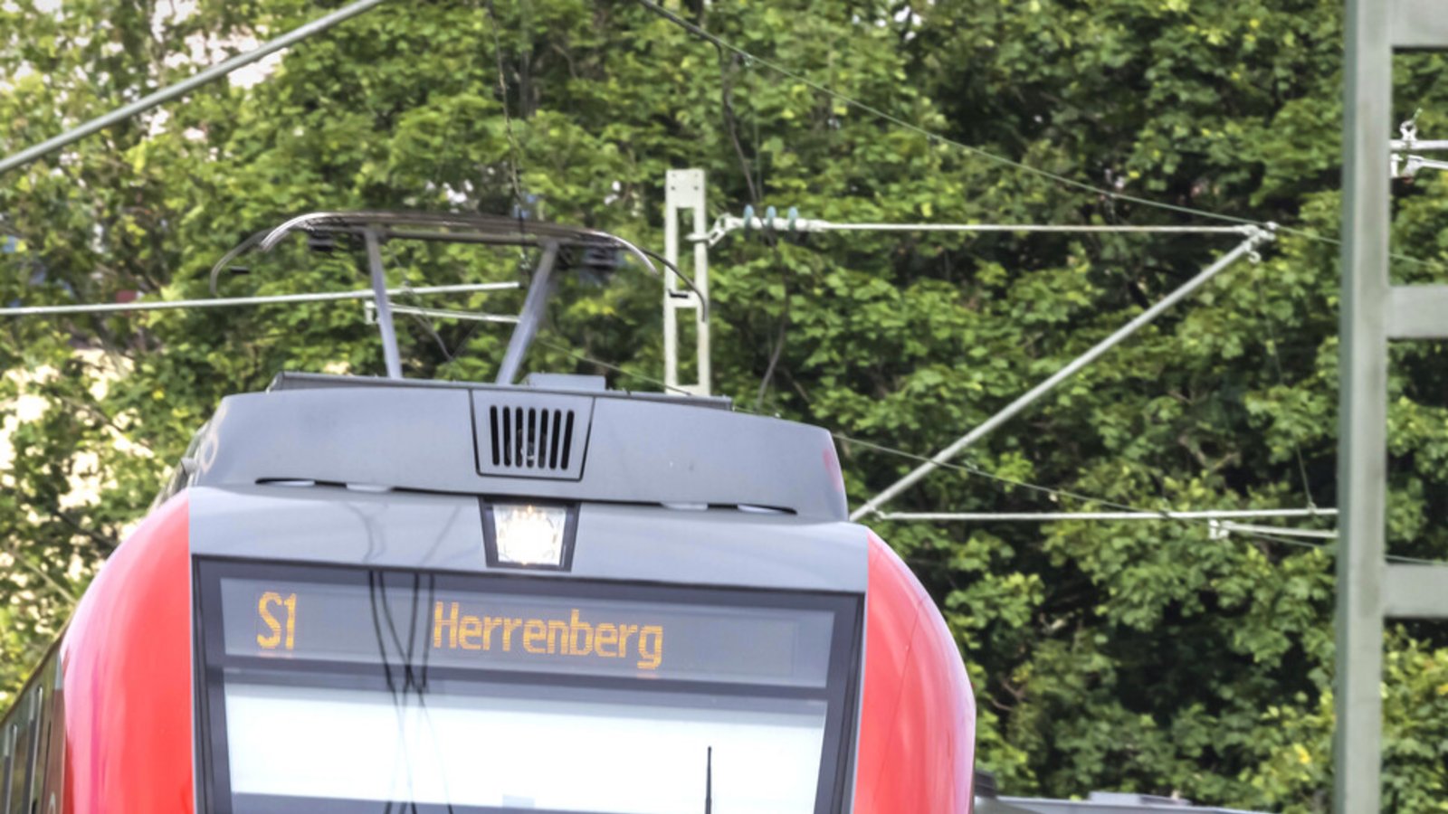 Die S1 könnte von Sommer 2027 an einmal die Stunde über Herrenberg hinaus bis Horb fahren. Die für die S-Bahn zuständige Region knüpft das an Bedingungen.Foto: imago/A. Hettrich Die S1 könnte von Sommer 2027 an einmal die Stunde über Herrenberg hinaus bis Horb fahren. Die für die S-Bahn zuständige Region knüpft das an Bedingungen.Foto: imago/A. Hettrich