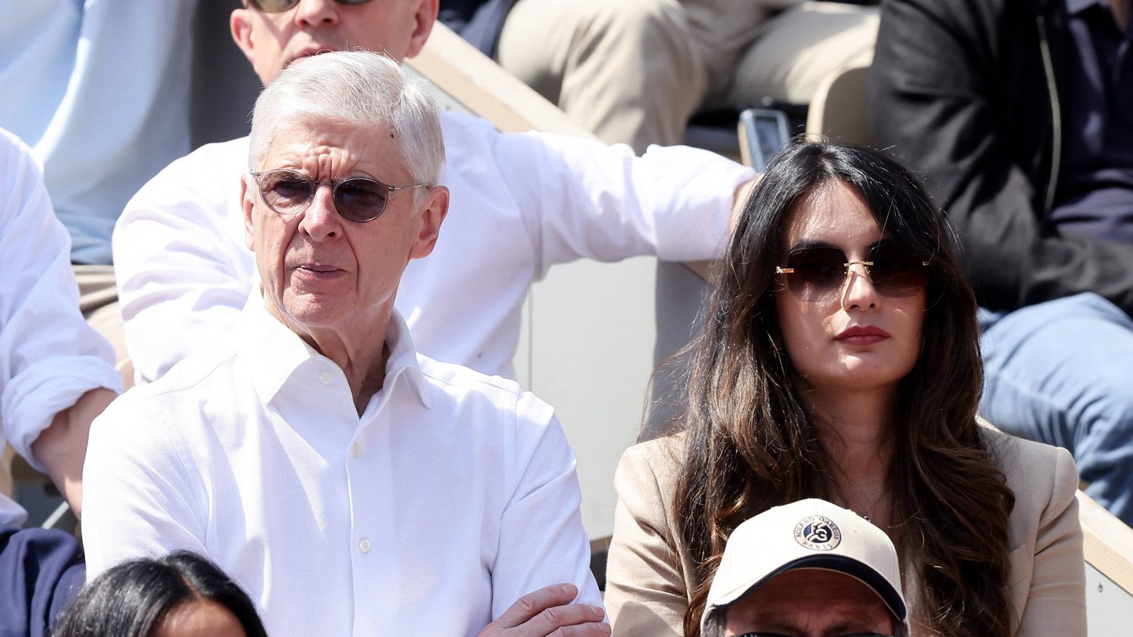 Arsène Wenger verfolgt das French-Open-Finale gemeinsam mit einer Begleitung von der Tribüne aus.Foto: IMAGO / Bestimage Arsène Wenger verfolgt das French-Open-Finale gemeinsam mit einer Begleitung von der Tribüne aus.Foto: IMAGO / Bestimage