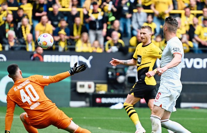 Dortmunds Marco Reus (M) erzielte beim Sieg gegen Augsburg das Tor zum zwischenzeitlichen 4:1.<span class='image-autor'>Foto: Bernd Thissen/dpa</span>
