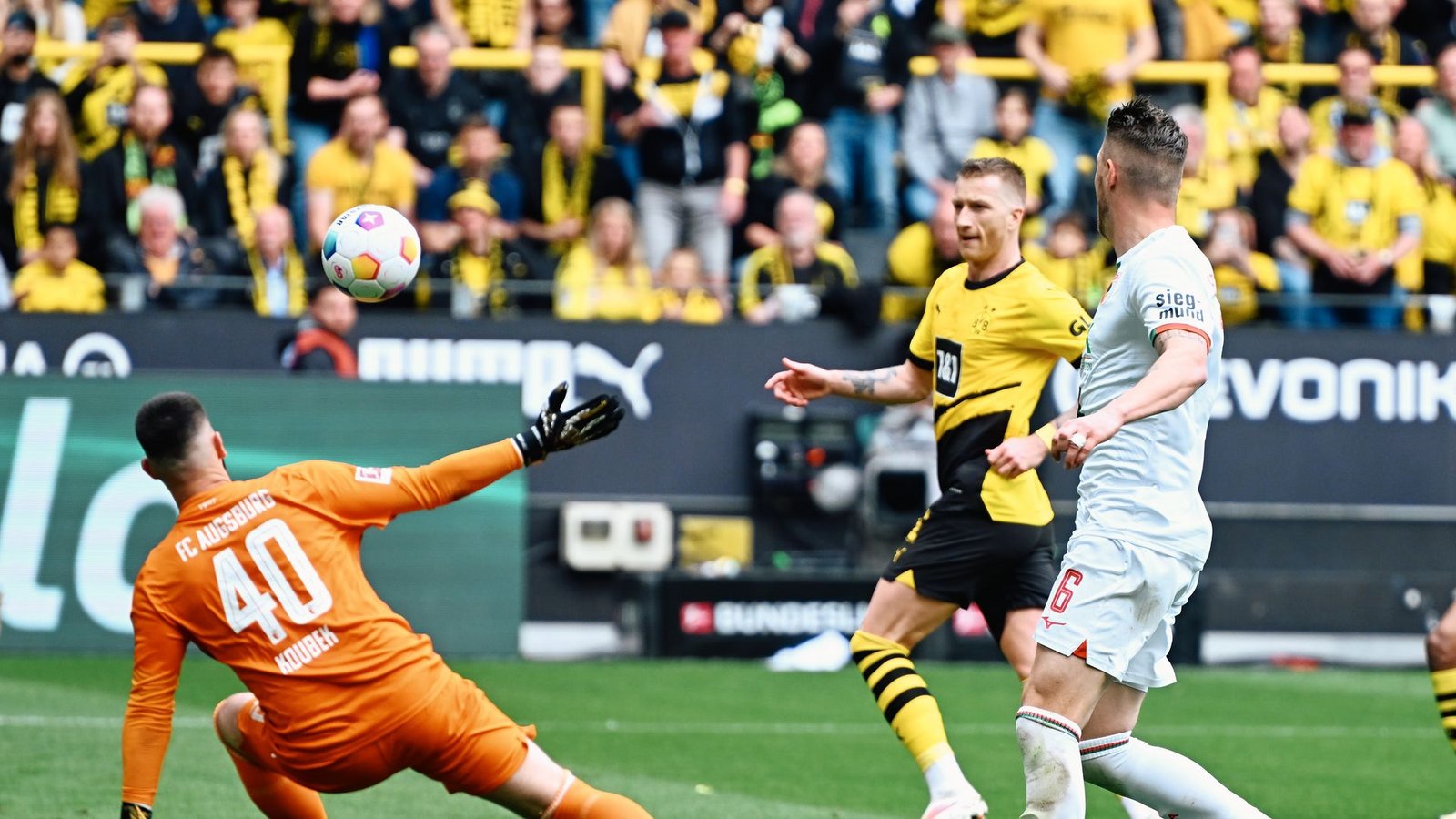 Dortmunds Marco Reus (M) erzielte beim Sieg gegen Augsburg das Tor zum zwischenzeitlichen 4:1.Foto: Bernd Thissen/dpa