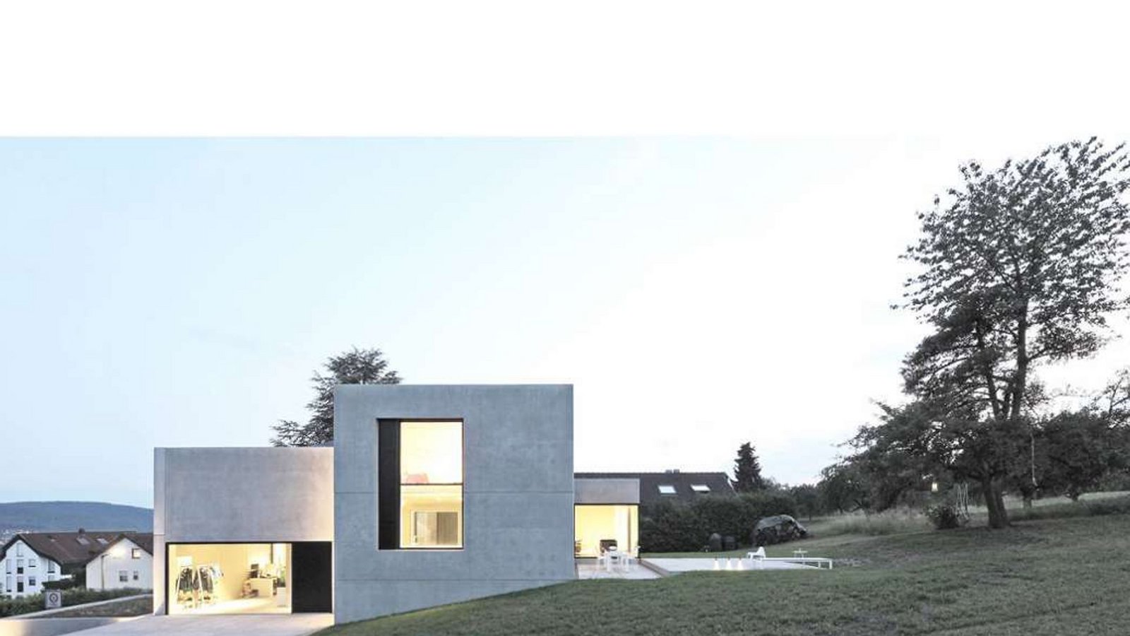 Betonwürfel in die Landschaft am Rande einer Streuobstwiese in Schorndorf hineingebaut. Für den Entwurf des Einfamilienhauses für eine Familie vom Stuttgarter Architekten Thomas Sixt Finckh vergab die Architektenkammer Baden-Württemberg einen Preis für „Beispielhaftes Bauen“.Foto: Thomas Sixt Finckh Betonwürfel in die Landschaft am Rande einer Streuobstwiese in Schorndorf hineingebaut. Für den Entwurf des Einfamilienhauses für eine Familie vom Stuttgarter Architekten Thomas Sixt Finckh vergab die Architektenkammer Baden-Württemberg einen Preis für „Beispielhaftes Bauen“.Foto: Thomas Sixt Finckh