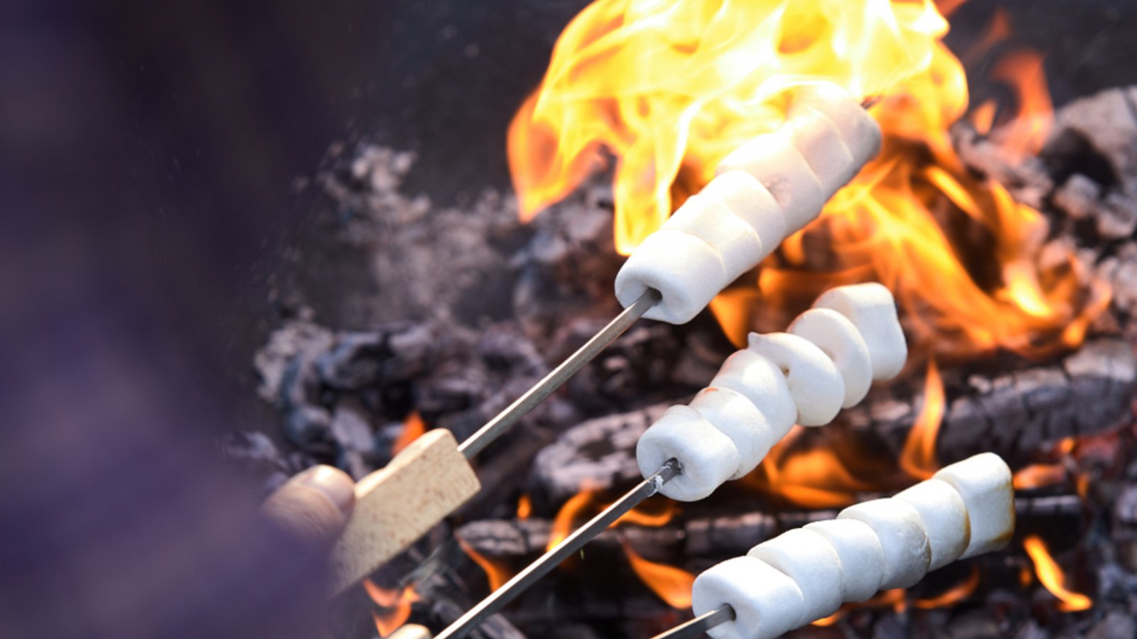 Darf an keinem Lagerfeuer fehlen: Stockbrot.Foto: stockcreations / shutterstock.com